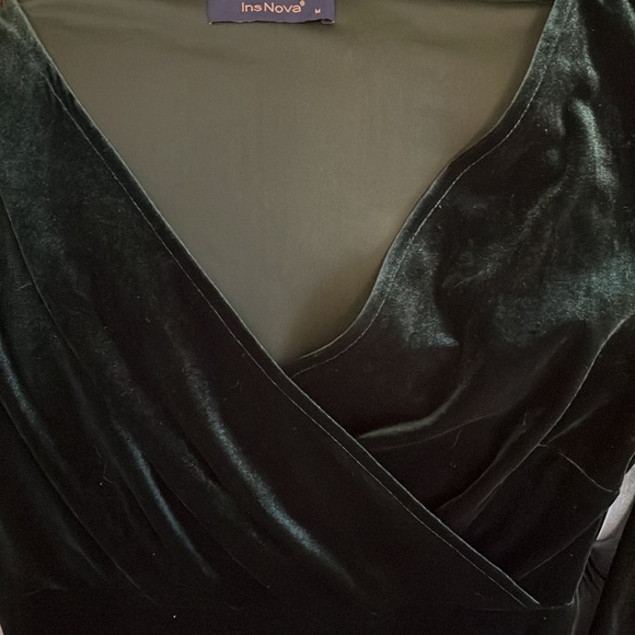 Beautiful emerald green velvet wrap dress - Picture 3 of 6